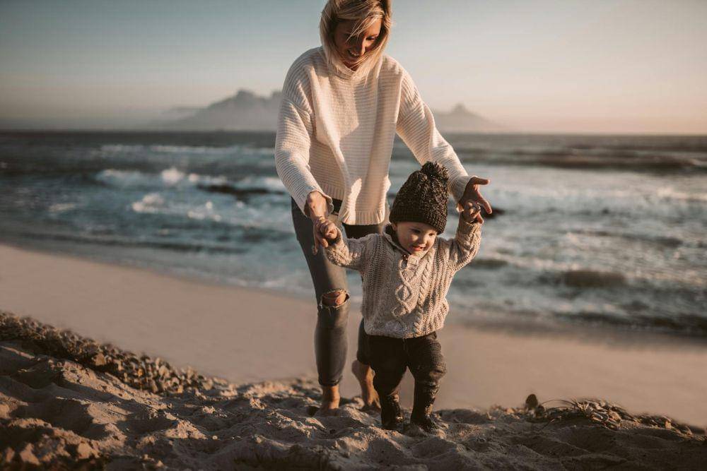 ilustrasi mengajak anak bermain di pantai (pexels.com/Taryn Elliott)