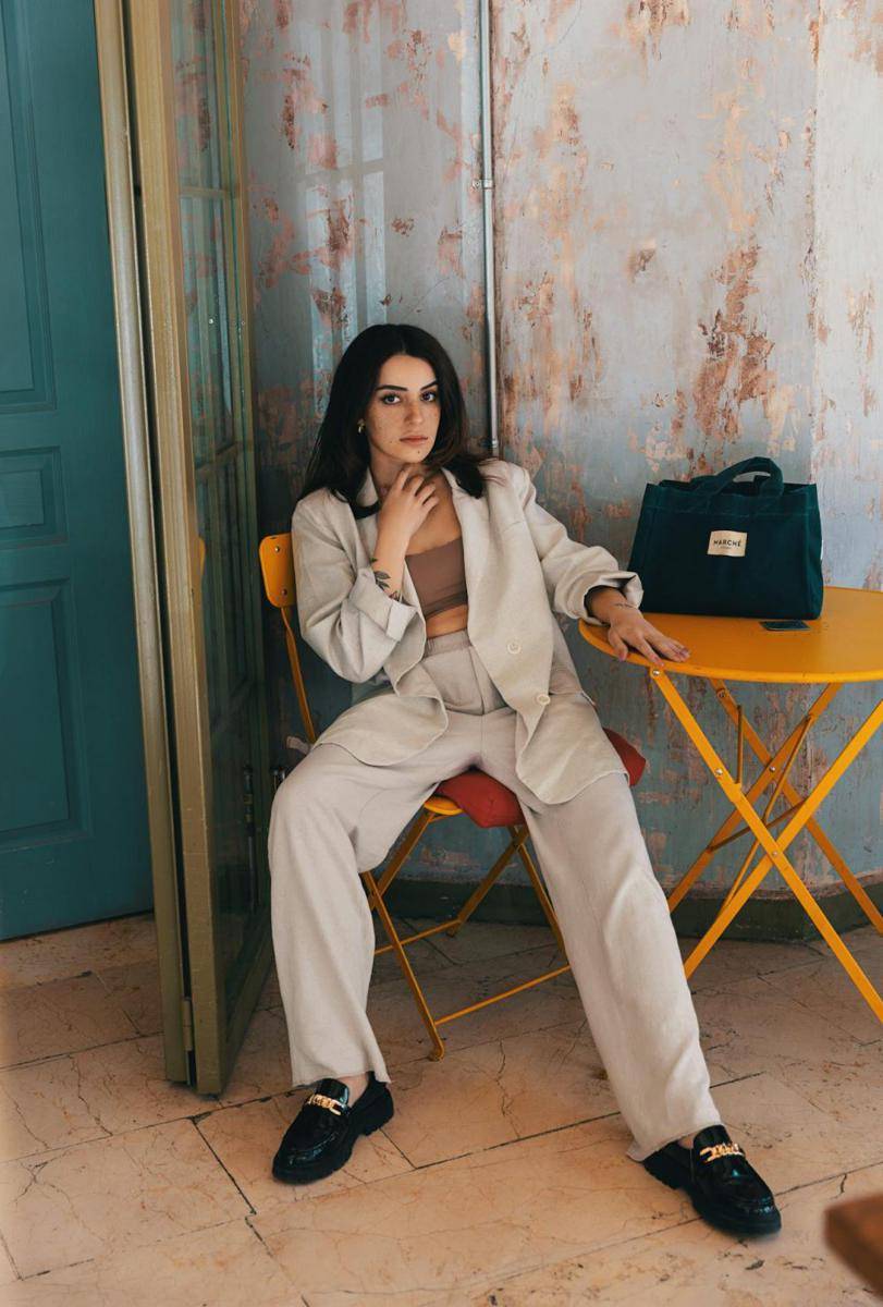ilustrasi sepatu yang cocok dengan wide leg pants (pexels.com/Ulaş Ocaklı)
