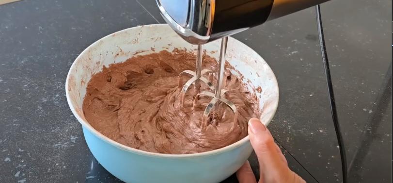 ilustrasi membuat adonan choco cheese banana cake (YouTube.com/Cooking with Hel)