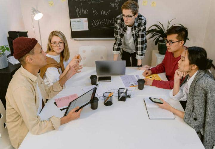 ilustrasi komunikasi aktif (Pexels.com/Tima Miroshnichenko)