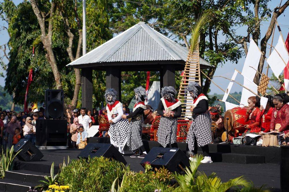 Ilustrasi tradisi dan budaya Sesaji Rewanda di Goa Kreo, Semarang. (dok. Pemkot Semarang)