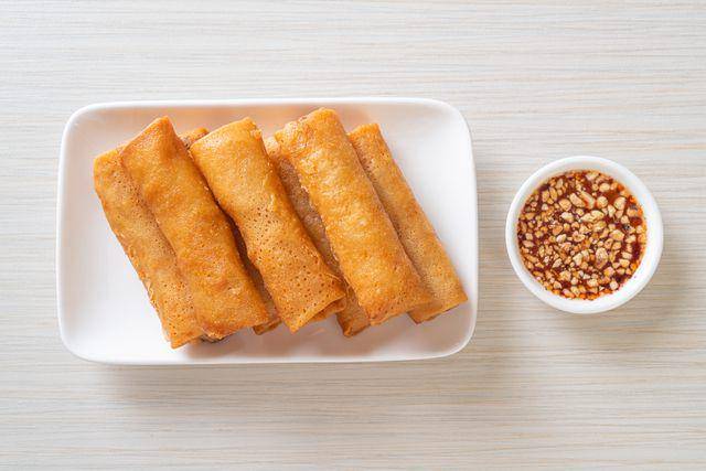 ilustrasi lumpia isi tumis pepaya (vecteezy.com/Natthapon Ngamnithipon)