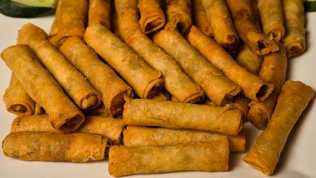 ilustrasi lumpia isi rebung (vecteezy.com/Carlo Locara)