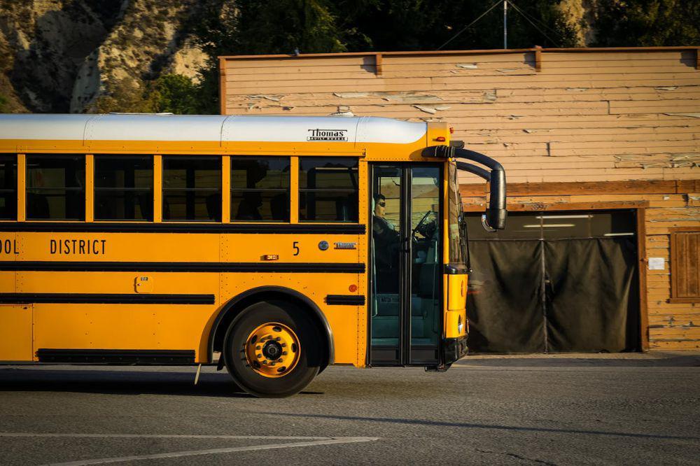 5 Alasan Bus Sekolah Selalu Berwarna Kuning