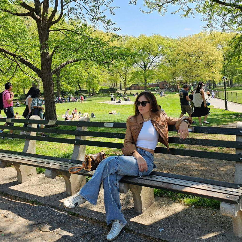 padu padan leather outfit ala Wulan Guritno (instagram.com/wulanguritno)
