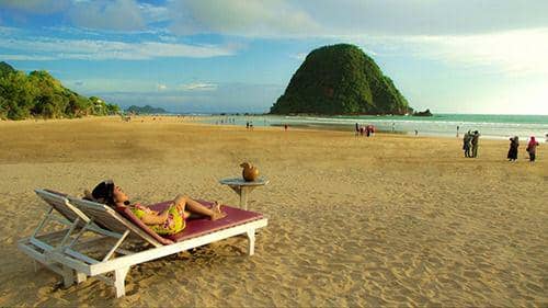 5 Pesona Pantai Pulau Merah, Nikmati Sunset Terbaik di Timur Jawa