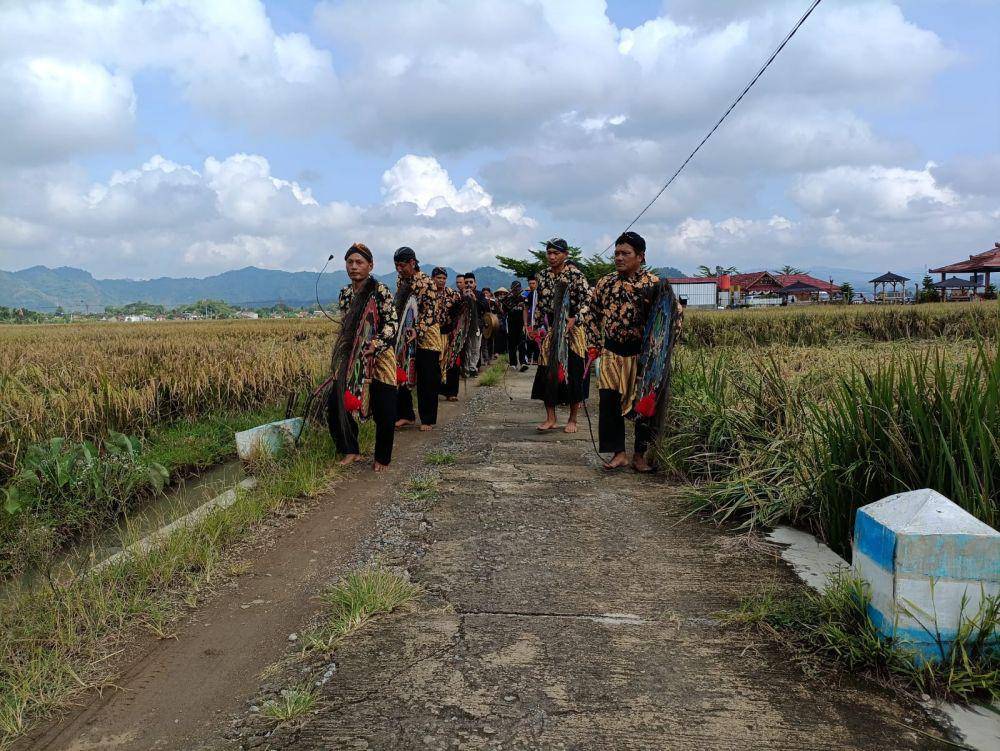 Mengintip Tradisi Miwiti Panen Petani Tulungagung