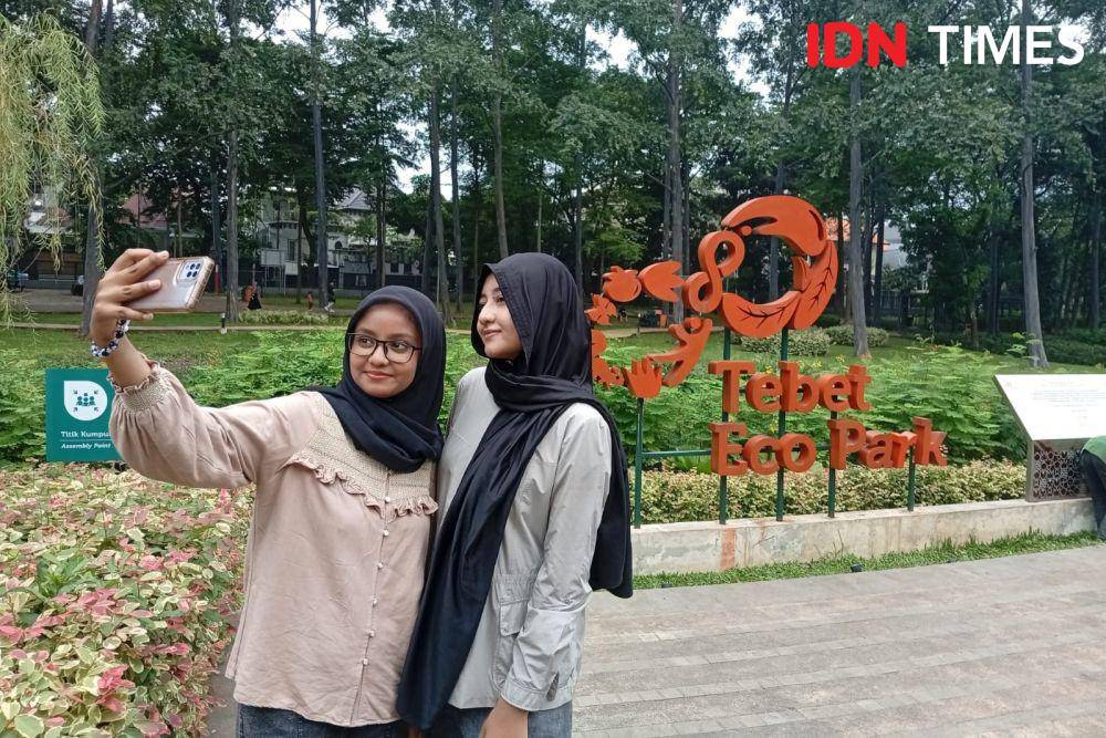 Suasana Tebet Eco Park pada Jumat (11/4/2025). (IDN Times/Dini Suciatiningrum)