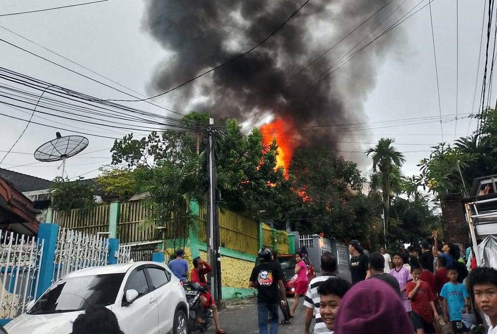 Warga yang berkerumun membuat petugas kesulitan menjangkau lokasi kebakaran. (Dok. Istimewa)