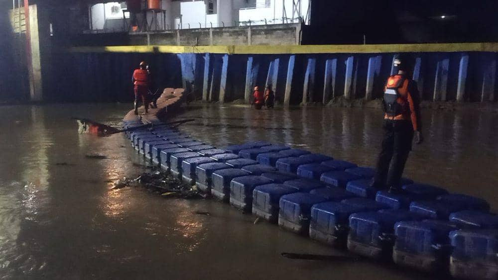 Tim SAR gabungan melakukan pencarian korban hilang di aliran Sungai Ampal, Balikpapan. (Dok. Kantor SAR Balikpapan)