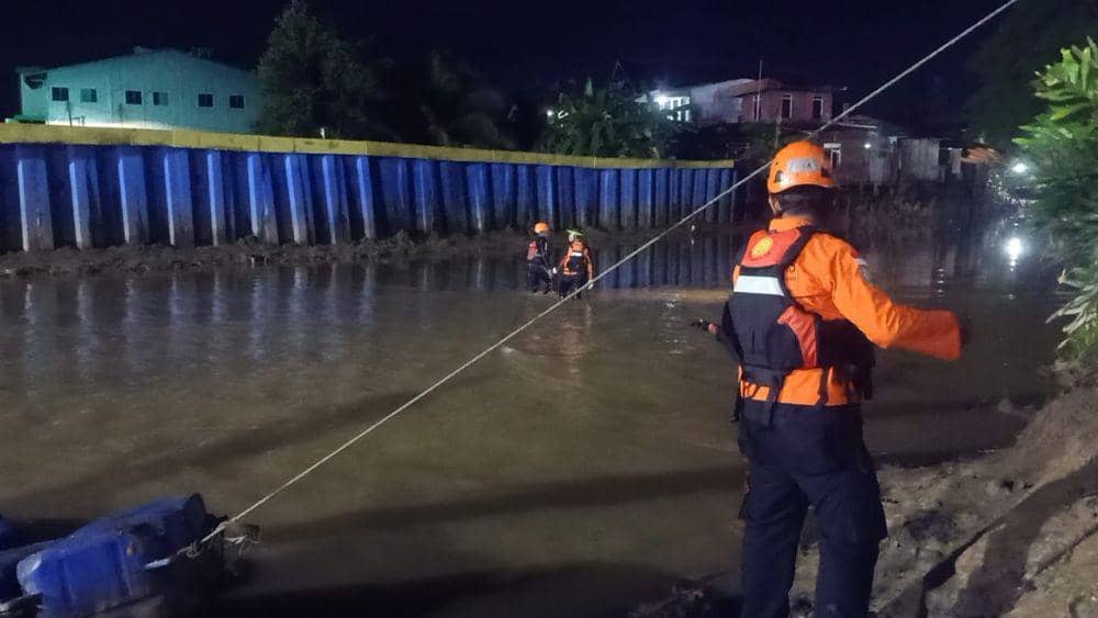 Tim SAR gabungan melakukan pencarian korban hilang di aliran Sungai Ampal, Balikpapan. (Dok. Kantor SAR Balikpapan)
