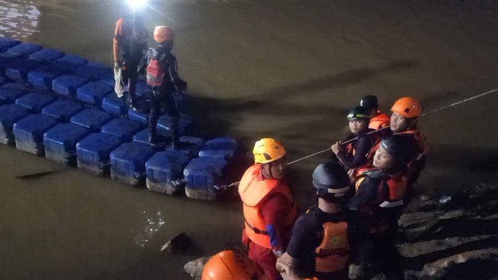 Tim SAR gabungan melakukan pencarian korban hilang di aliran Sungai Ampal, Balikpapan. (Dok. Kantor SAR Balikpapan)