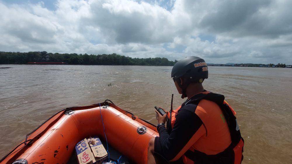 Tim SAR melakukan pencarian terhadap Ishaq Susili, ABK tugboat Gunung Sari K8 yang hilang di Sungai Mahakam. (Dok. Kantor SAR Balikpapan)