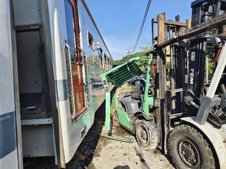 KA Jenggala kecelakaan dengan forklift. (Dok. KAI Daop 8 Surabaya)