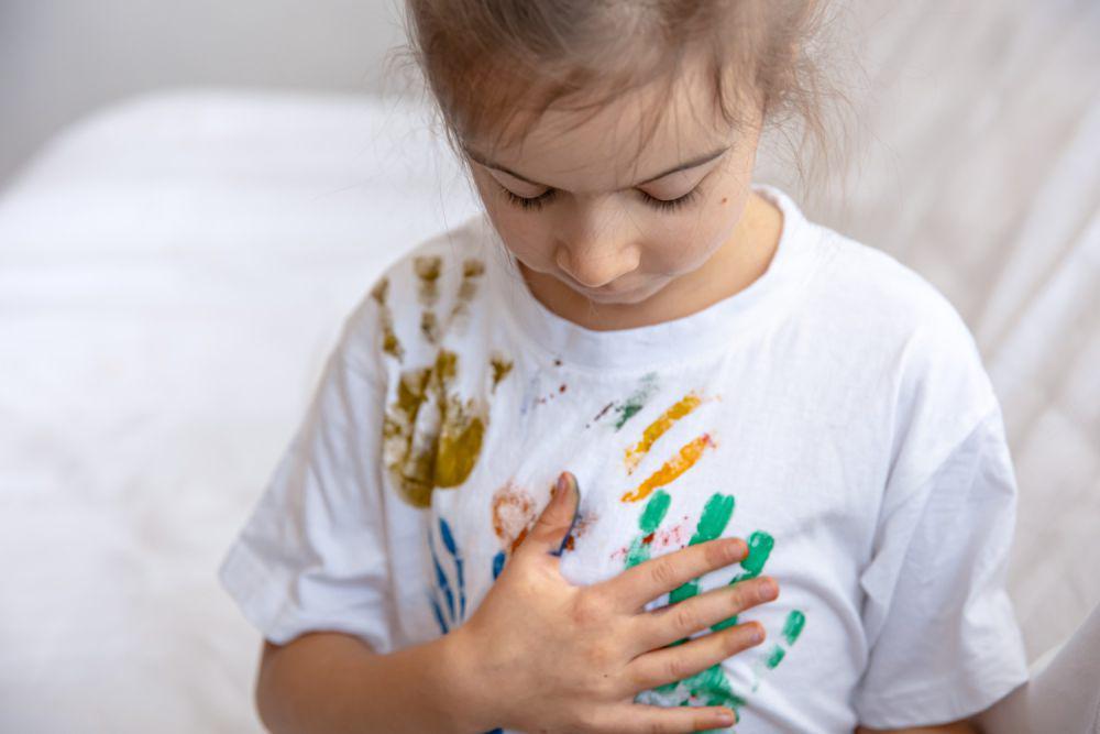 5 Trik Ampuh Hilangkan Noda Tinta di Baju Putih Tanpa Merusak Kain