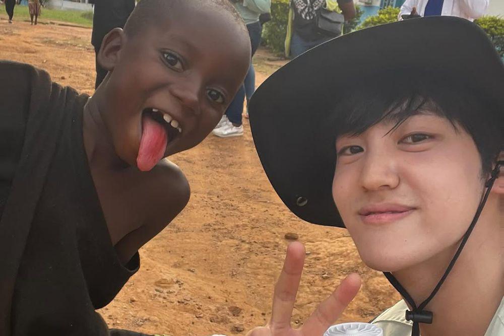 7 Potret Song Yuvin eks Produce X 101 Jadi Relawan di Afrika