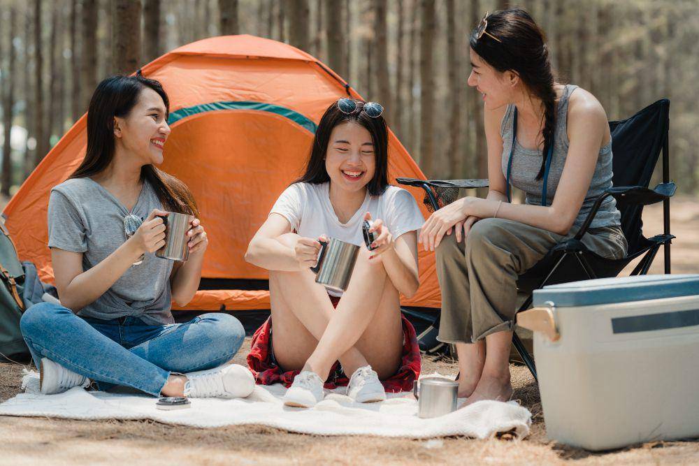 Ilustrasi camping bersama teman teman (freepik.com/@tirachardz)