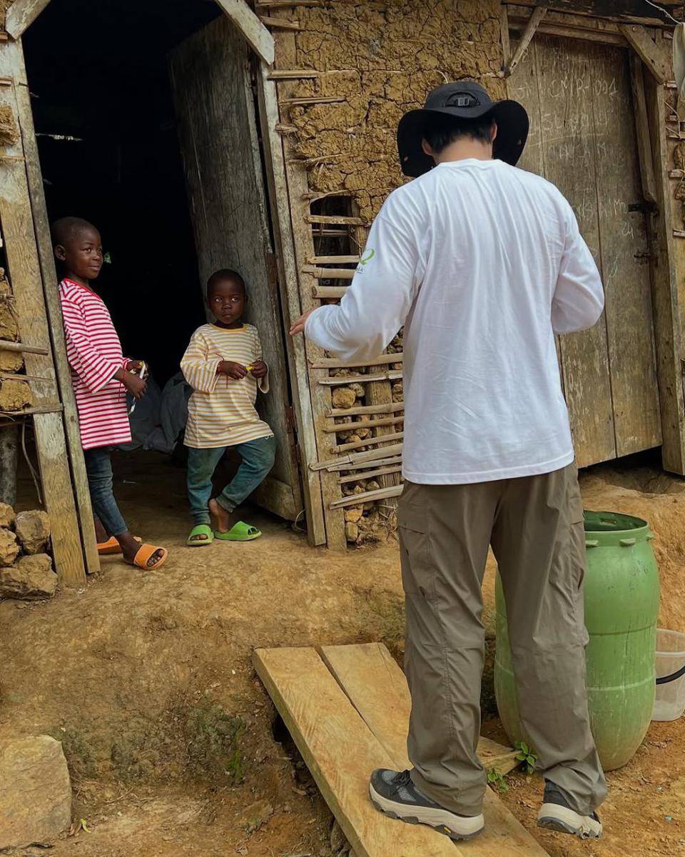 potret Song Yuvin eks Produce X 101 jadi relawan di Afrika (instagram.com/syv0428)