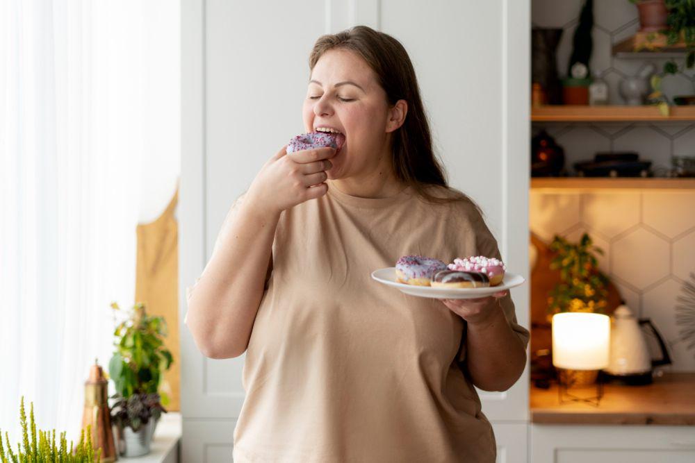 Ilustrasi wanita makan donat (freepik.com/freepik)