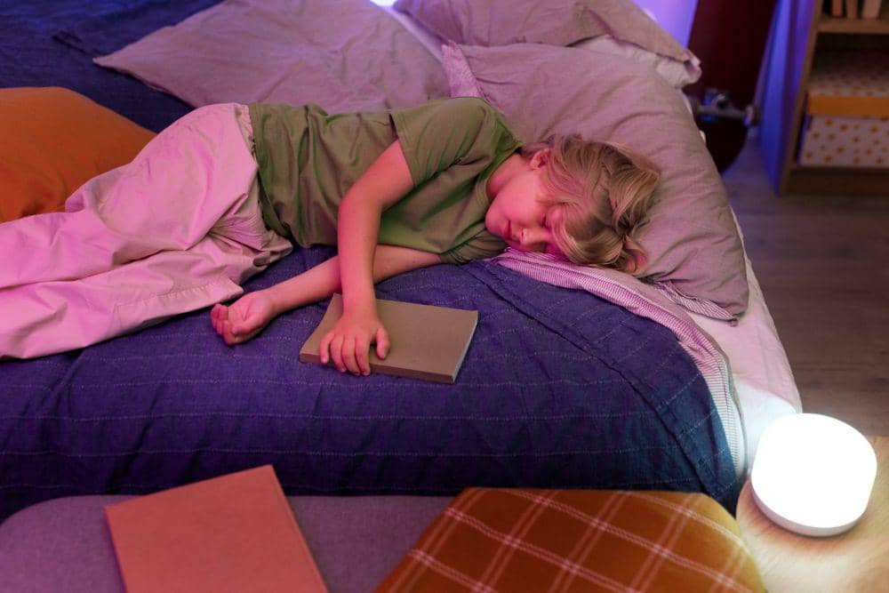 Ilustrasi tidur dengan lampu menyala (freepik.com/freepik)