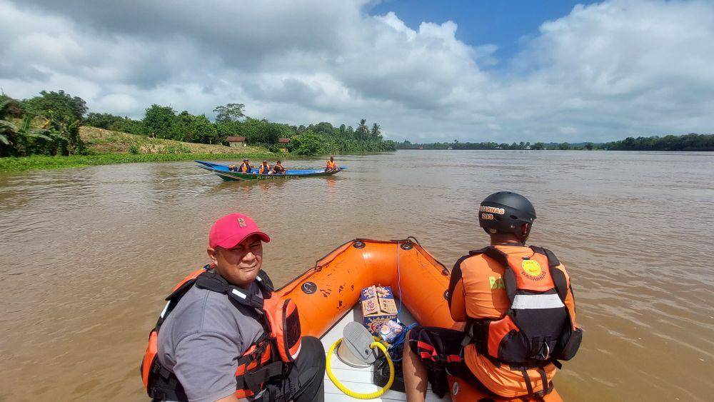 Operasi pencarian terhadap ABK TB Gunung Sari K8 yang hilang di Sungai Mahakam akan dilanjutkan Minggu (13/4/2025). (Dok. Kantor SAR Balikpapan)