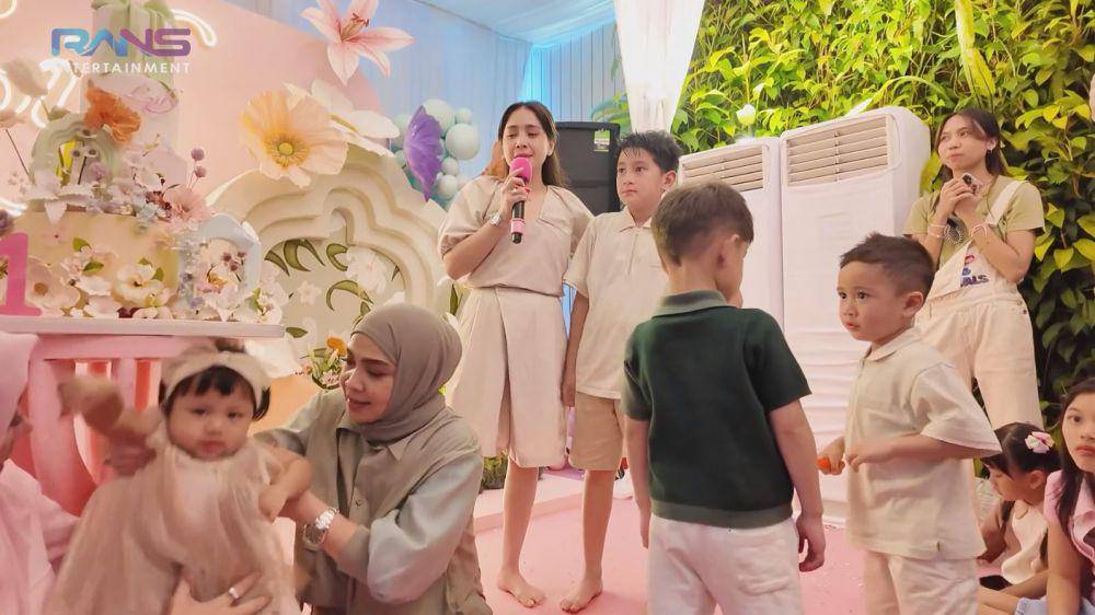 ulang tahun Lily yang pertama (YouTube.com/Rans Entertainment)