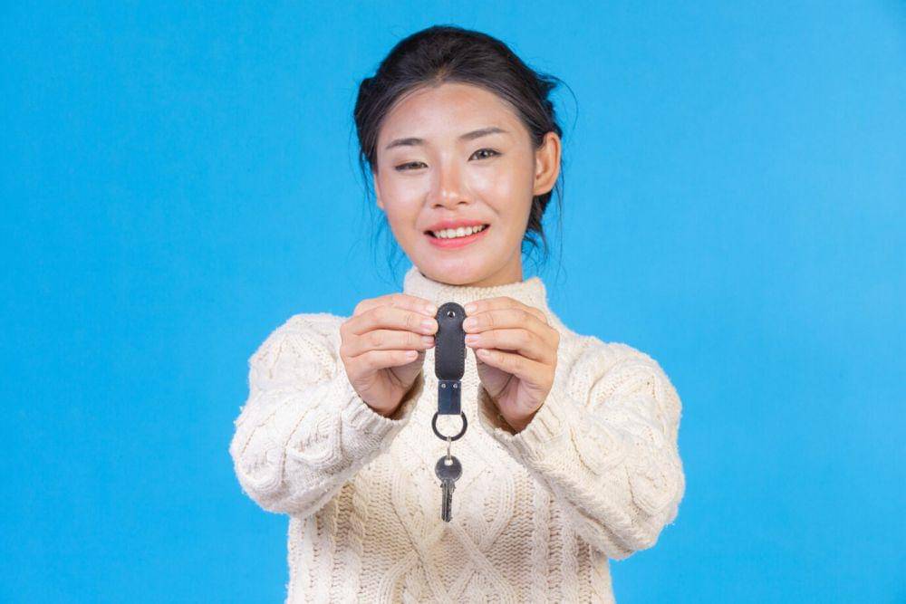 ilustrasi perempuan asia sedang memegang kunci (freepik.com/freepik)