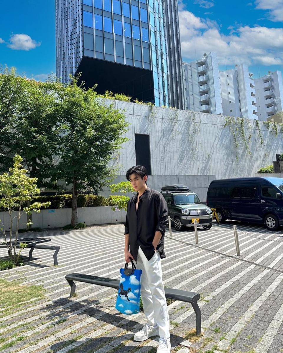 styling white pants ala Fourth Nattawat (instagram.com/fourth.ig)