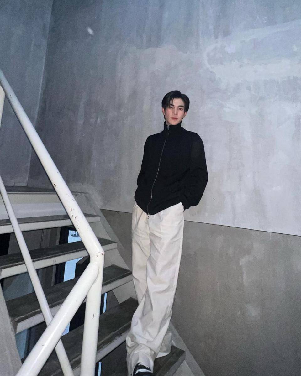 styling white pants ala Fourth Nattawat (instagram.com/fourth.ig)