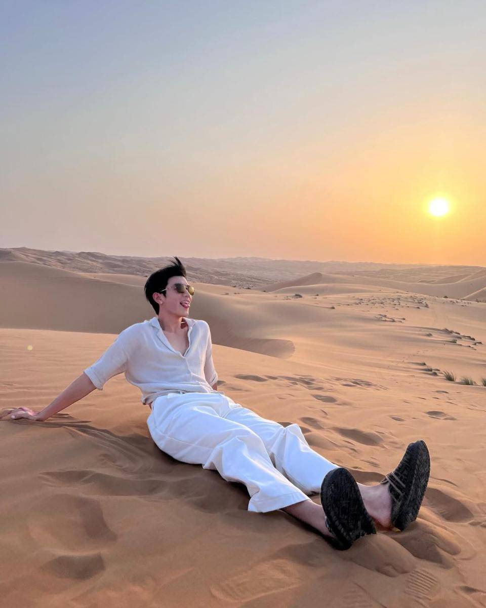 styling white pants ala Fourth Nattawat (instagram.com/fourth.ig)