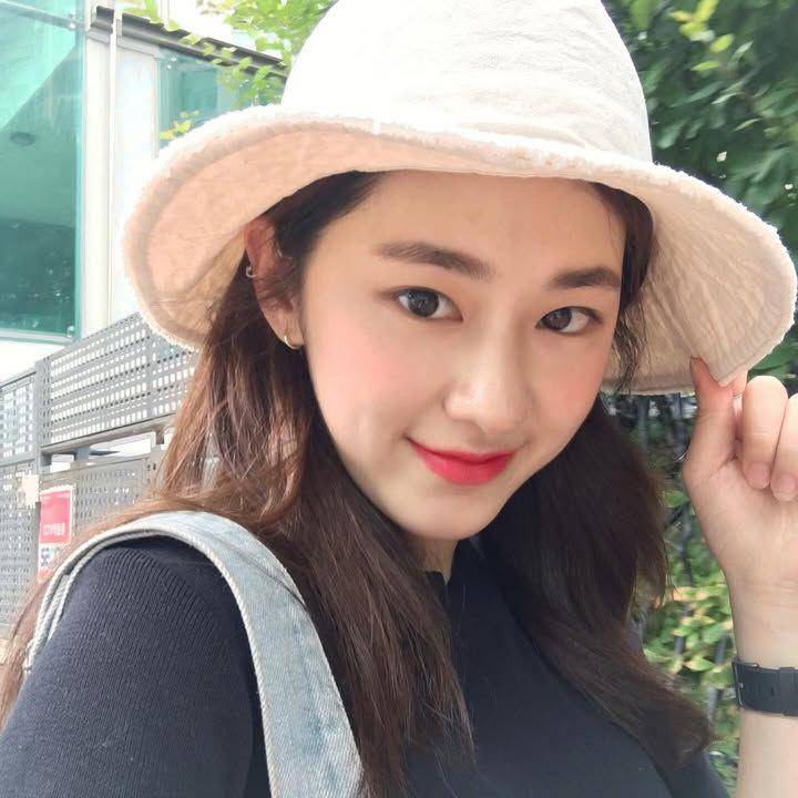 inspirasi makeup Park Hye Soo (instagram.com/hyesuuuuuya)