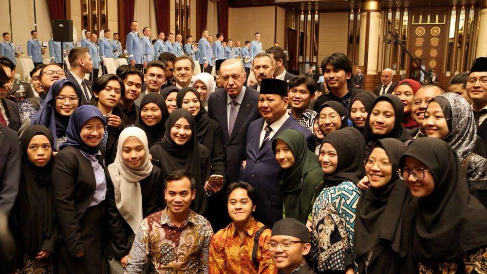 Presiden Prabowo Subianto bersama para pelajar Indonesia di Turki (Jumat/11/4). (dok. Tim Komunikasi Prabowo)