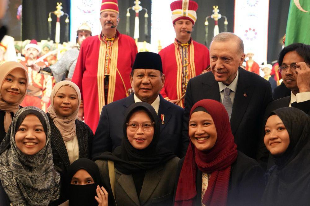 Momen Erdogan Dampingi Prabowo Sapa Mahasiswa Indonesia di Turki