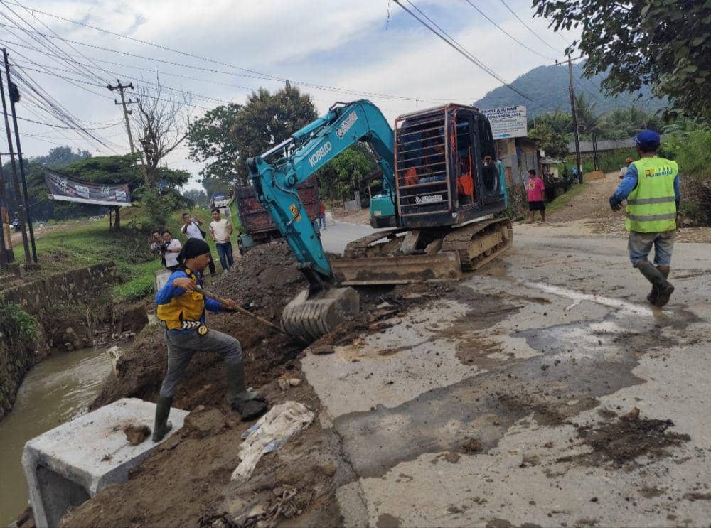 Perbaikan drainase di Sukabumi pasca banjir. (IDN Times/Muhaimin)
