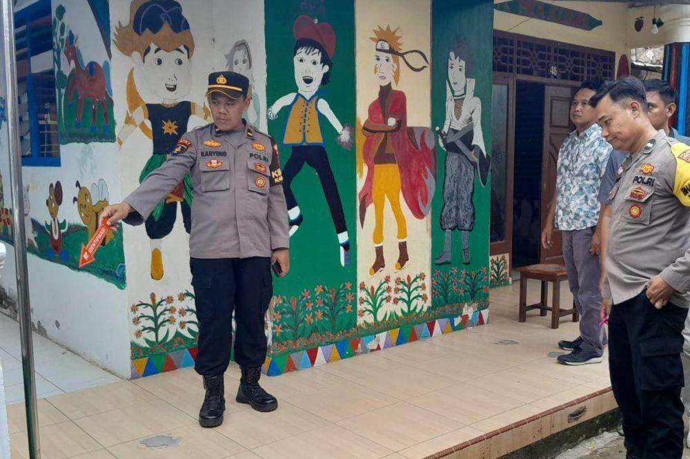 Petugas kepolisian melakukan olah TKP di lokasi kejadian Dr Harun 1, Kelurahan Kota Baru, Kecamatan Tanjungkarang Timur, Kota Bandar Lampung. (Dok. Polsek Tanjungkarang Timur).