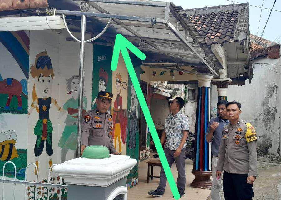 Petugas kepolisian melakukan olah TKP di lokasi kejadian Dr Harun 1, Kelurahan Kota Baru, Kecamatan Tanjungkarang Timur, Kota Bandar Lampung. (Dok. Polsek Tanjungkarang Timur).