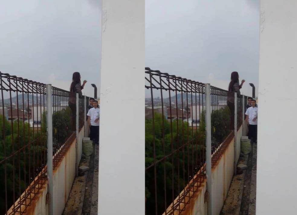 Tangkap layar aksi percobaan bunuh diri korban AP di lantai 4 Mall Center Plaza. (IDN Times/Istimewa).