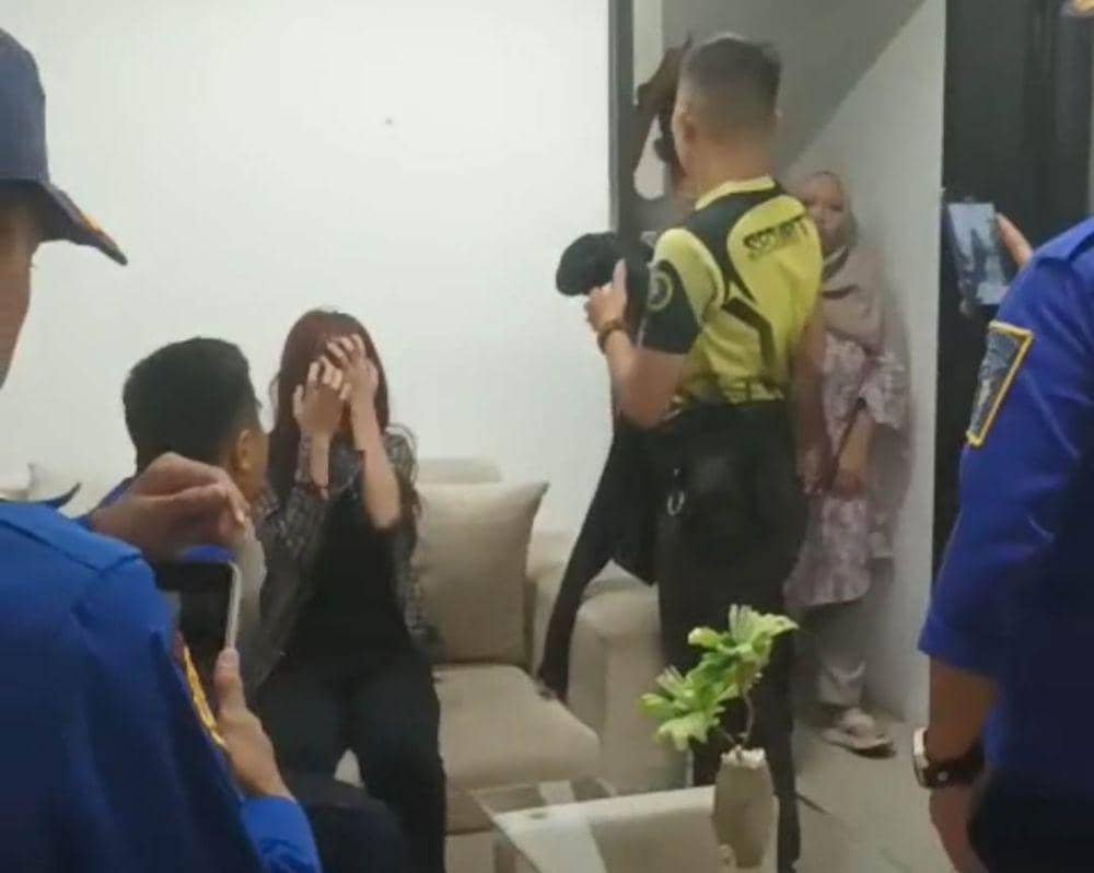 Tangkap layar aksi percobaan bunuh diri korban AP di lantai 4 Mall Center Plaza. (IDN Times/Istimewa).