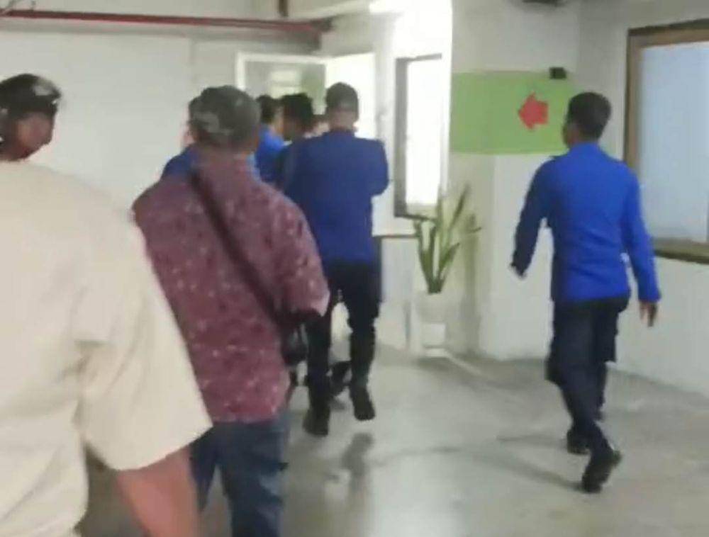 Tangkap layar aksi percobaan bunuh diri korban AP di lantai 4 Mall Center Plaza. (IDN Times/Istimewa).