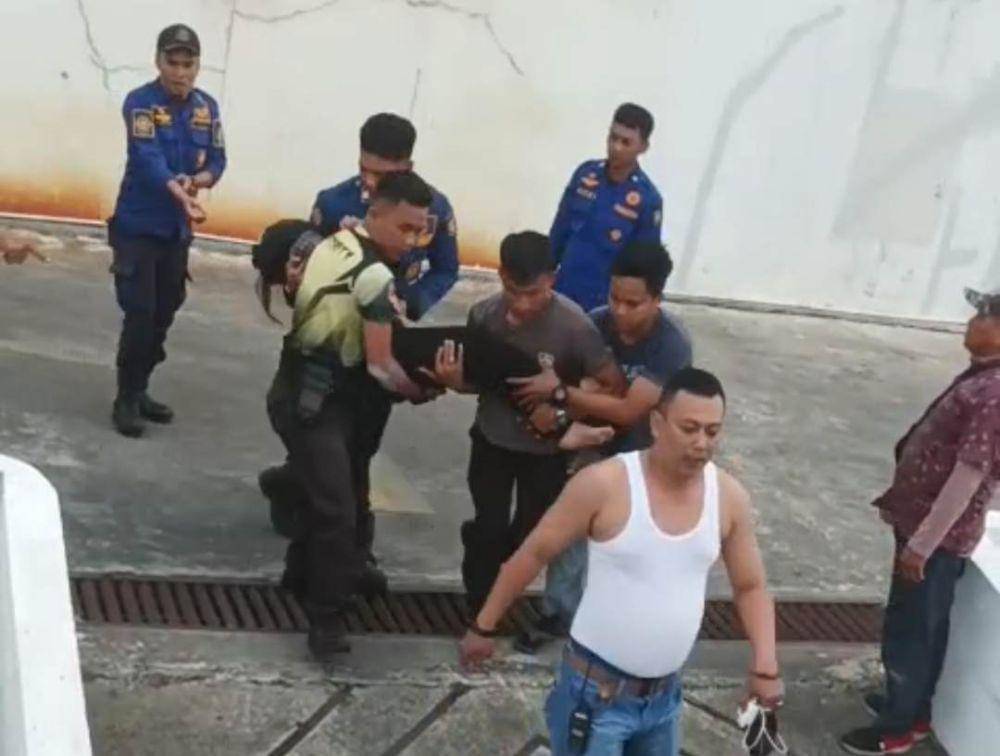 Tangkap layar aksi percobaan bunuh diri korban AP di lantai 4 Mall Center Plaza. (IDN Times/Istimewa).