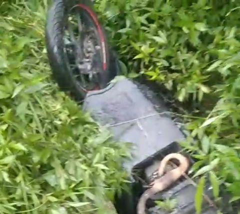 Korban tepat di bawah sepeda motor ini dengan posisi tertindih. IDN Times/ Istimewa.