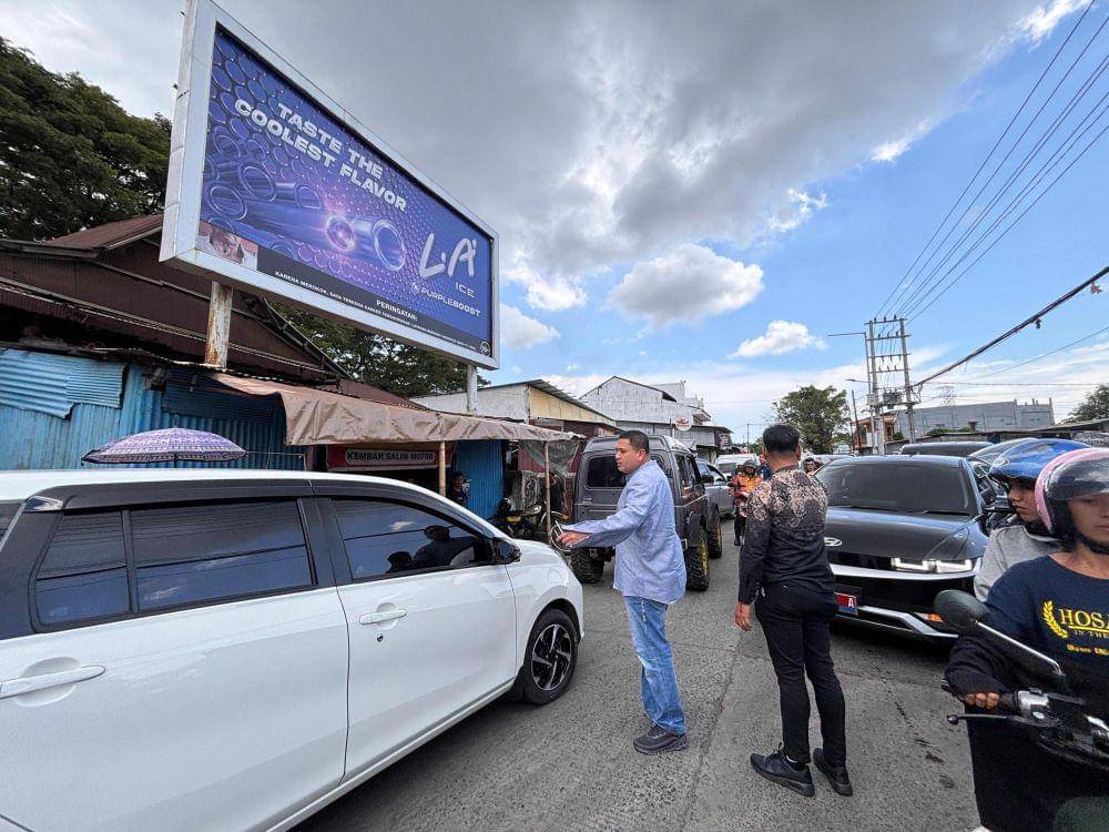 Wali Kota Makassar, Munafri Arifuddin, mengatur langsung di Jalan Dr. Leimena, Sabtu (12/4/2025). (Dok. Istimewa)