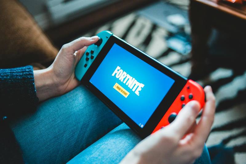 ilustrasi orang bermain console nintendo switch (pexels.com/Erik Mclean)