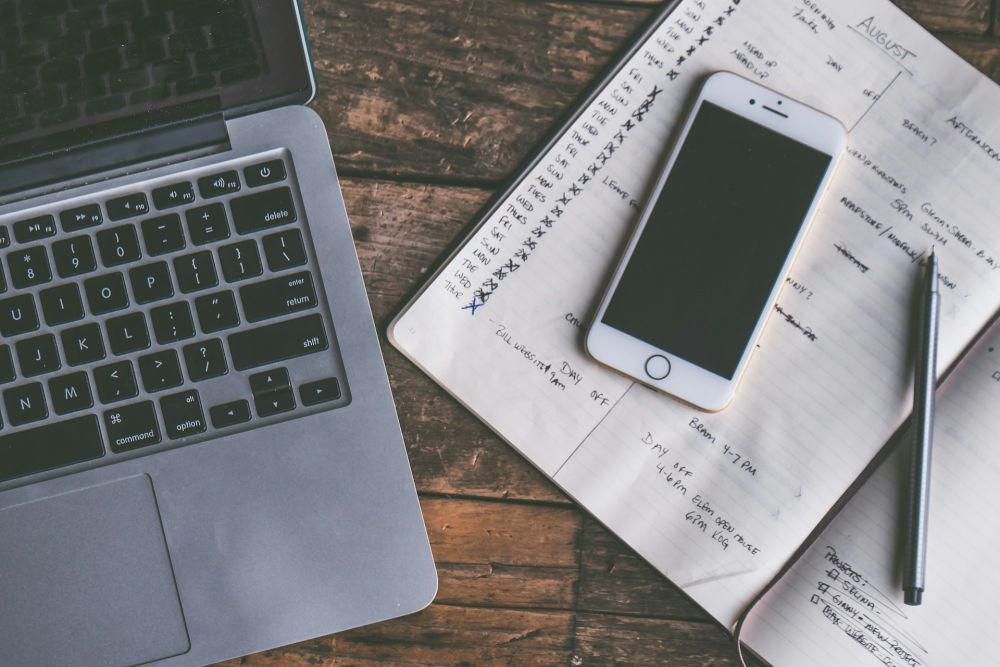 ilustrasi bikin perencanaan dan checklist pindahan (Unsplash/Jessica Lewis)