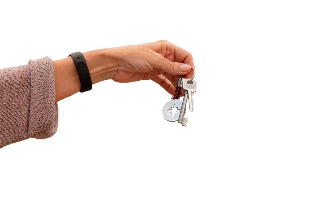 ilustrasi seseorang memegang kunci (freepik.com/freepik)