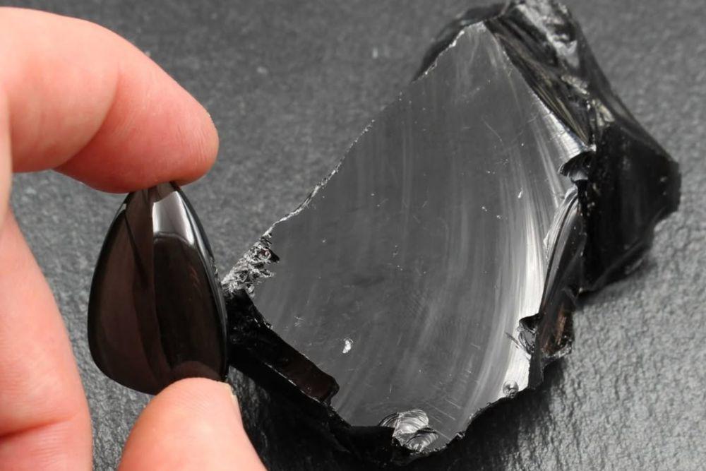 10 Fakta Menarik Batu Obsidian, Alat Andalan sejak Manusia Prasejarah!