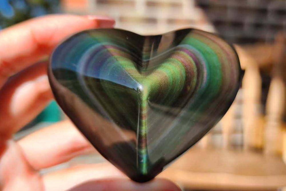 Ilustrasi obsidian pelangi (Instagram.com/gems_n_stems)