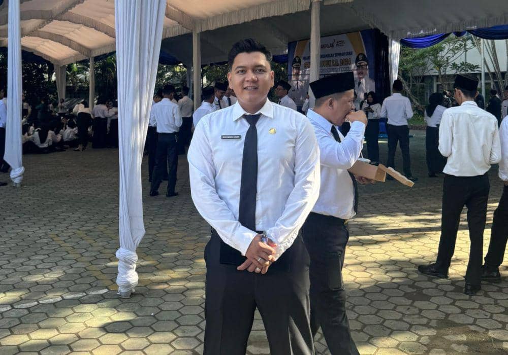 Muhammad Arief tersenyum gembira usai dilantik sebagai PPPK di Dinas Kominfo Statistik dan Persandian Kabupaten Banjar pada Kamis 10 April 2025. foto-dok/istimewa