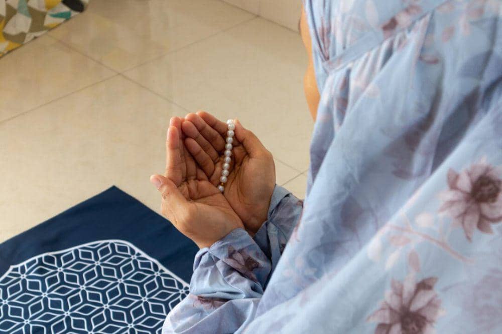 ilustrasi wanita mengenakan mukena (freepik.com/fadfebrian)