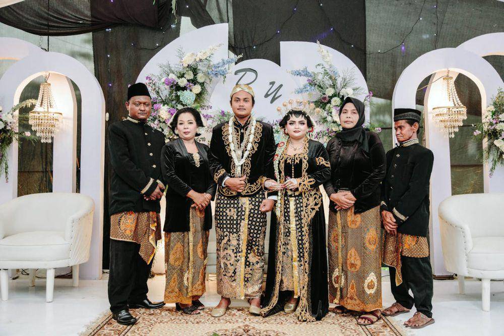 ilustrasi foto keluarga setelah resepsi (pexels.com/afiful huda)